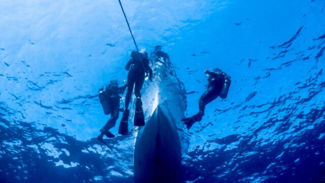 imgi_265_boat-and-diver-2048×1365