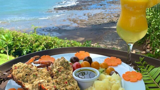 langosta-al-ajillo-acompanada