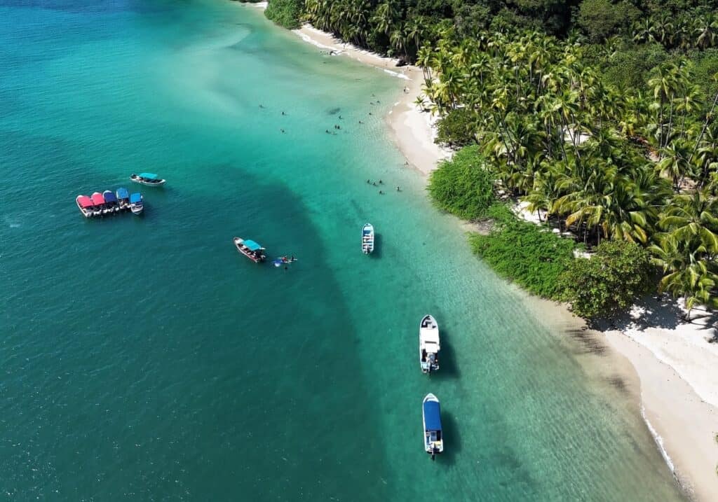 Coiba access boats