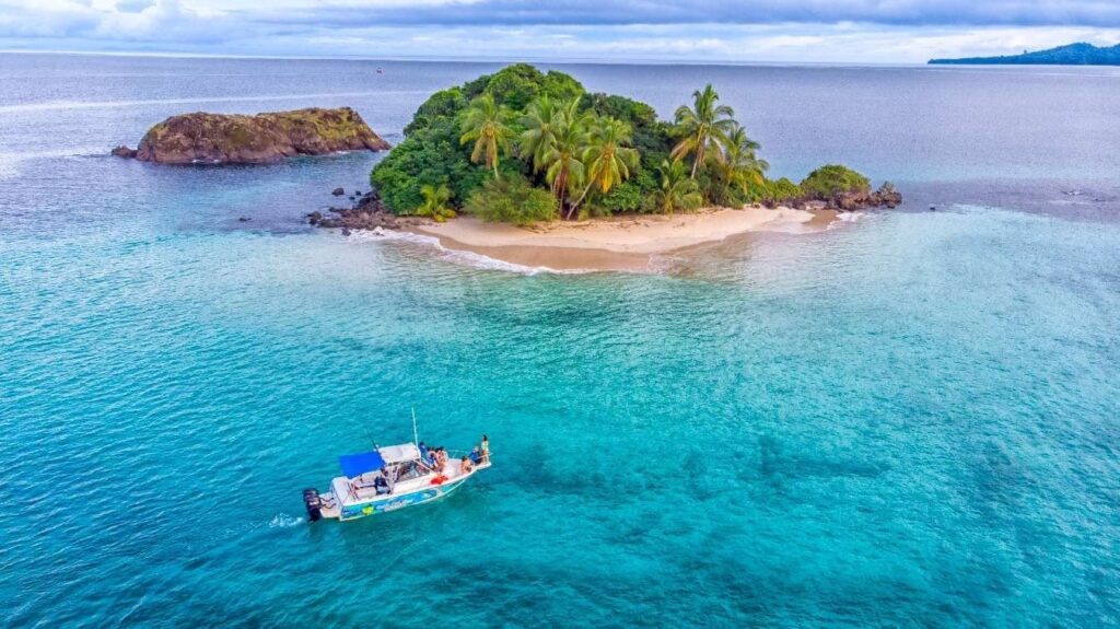 Boat departing from Coiba beach during tour
